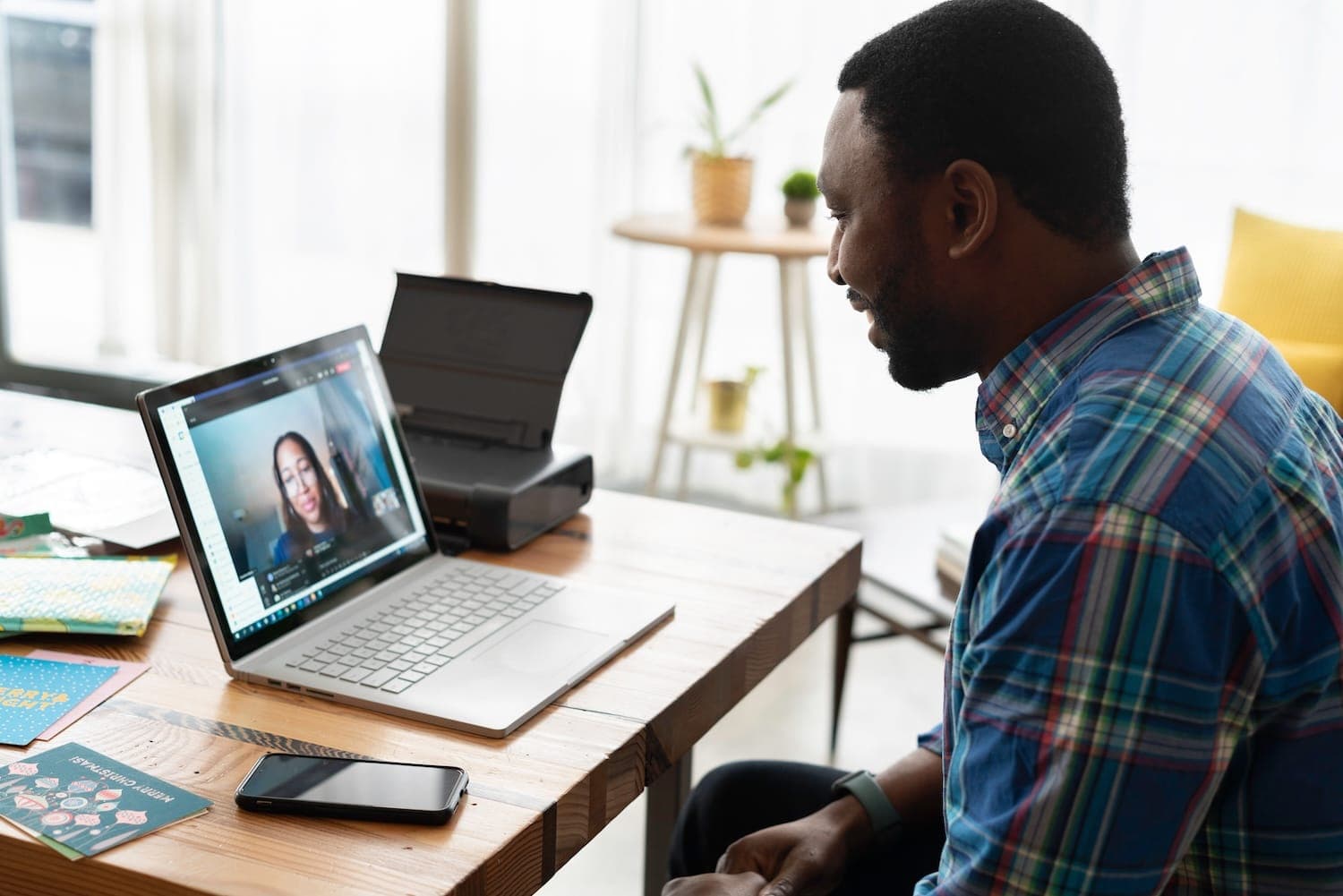 Two in five UK employees considering changing jobs amid demand for hybrid roles