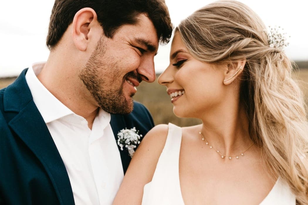 6 effective tips to reduce wedding stress (from experts who’ve been there themselves)
